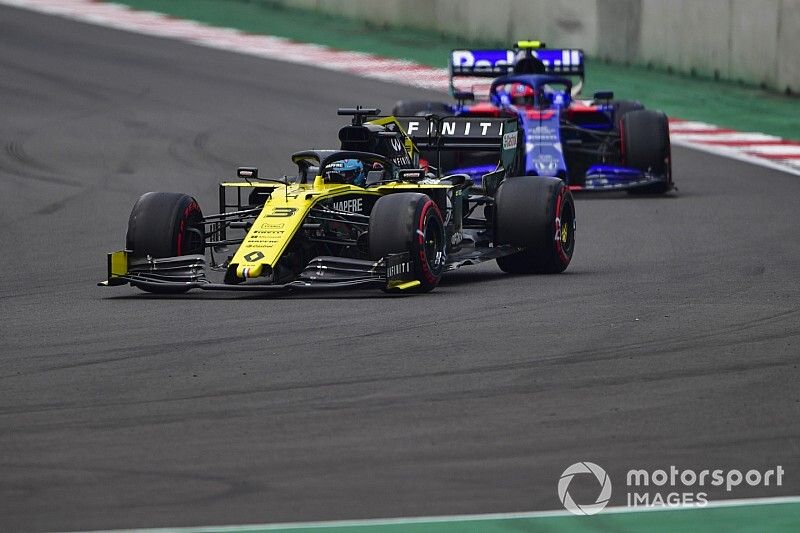 Daniel Ricciardo, Renault R.S.19, leads Pierre Gasly, Toro Rosso STR14