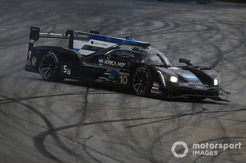 #10 Wayne Taylor Racing Cadillac DPi: Renger Van Der Zande, Jordan Taylor, Matthieu Vaxiviere spins