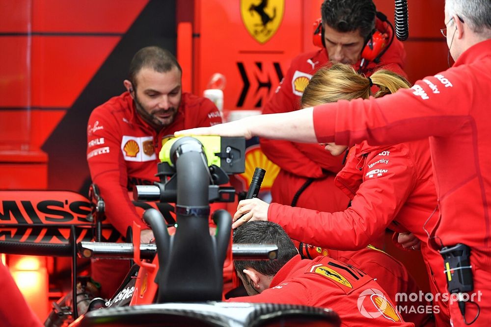 Ferrari-engineers werken aan de Sebastian Vettel's Ferrari SF1000 