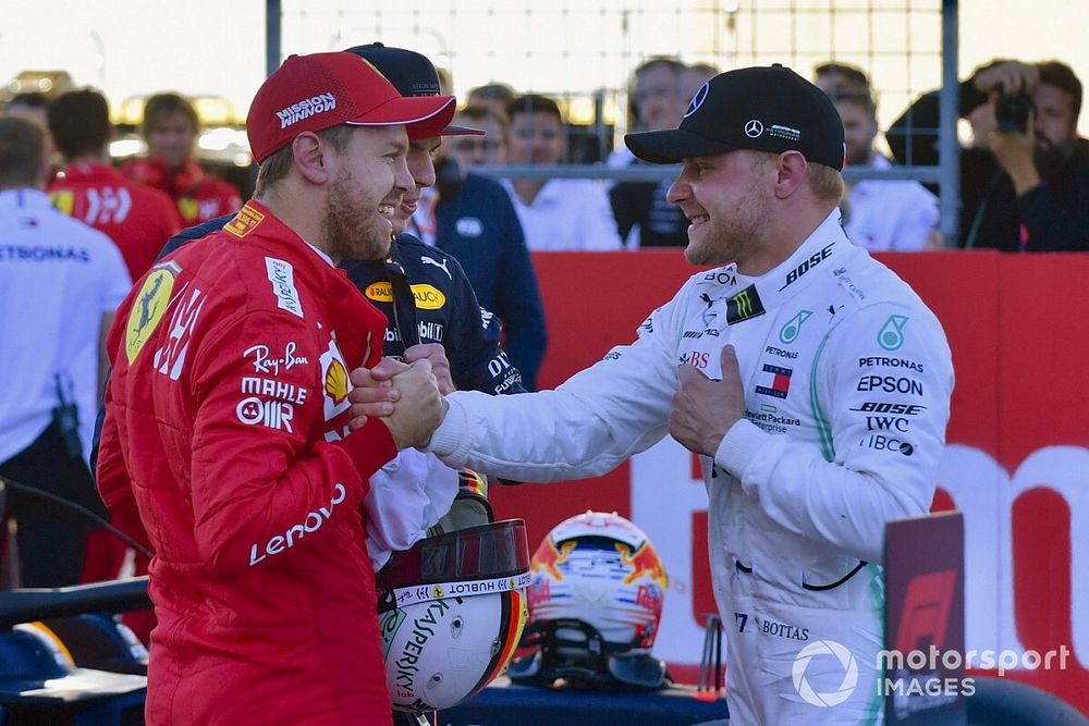 Sebastian Vettel, Ferrari, si congratula con Valtteri Bottas, Mercedes AMG F1, per la conquista della pole