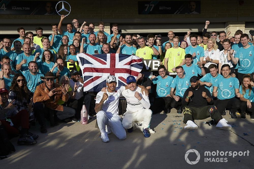 Lewis Hamilton, Mercedes AMG F1 met Valtteri Bottas, Mercedes AMG F1, colleagues en Matthew McConaughey