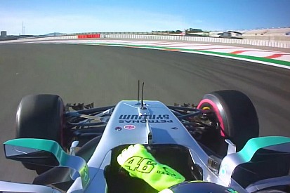 Vidéo - Le tour embarqué de Rossi dans la Mercedes de Hamilton