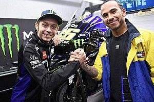 Rossi y Hamilton buscan fecha para intercambiar vehículos