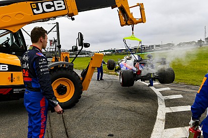 Фото: Квят и горящая Toro Rosso