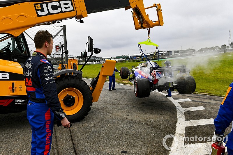 Фото: Квят и горящая Toro Rosso
