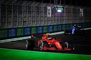 Sainz se vio beneficiado y perjudicado por las banderas rojas en Yeda