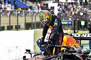 Verstappen citado por los comisarios por tocar coche de Hamilton