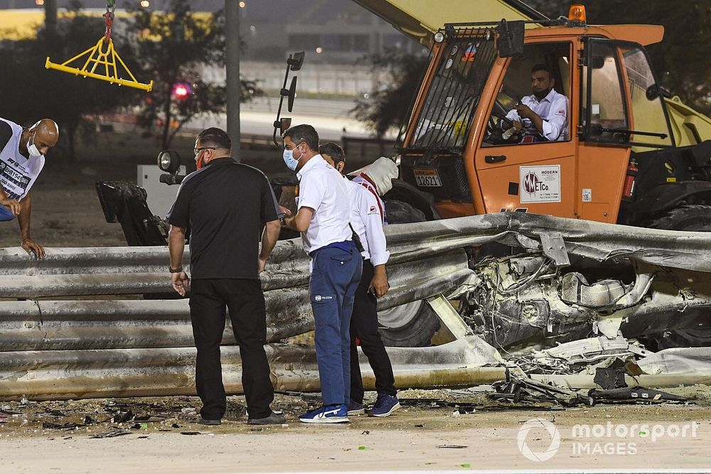 Michael Masi, Direttore di Gara, FIA, sulla scena dell'incidente di Romain Grosjean, Haas VF-20