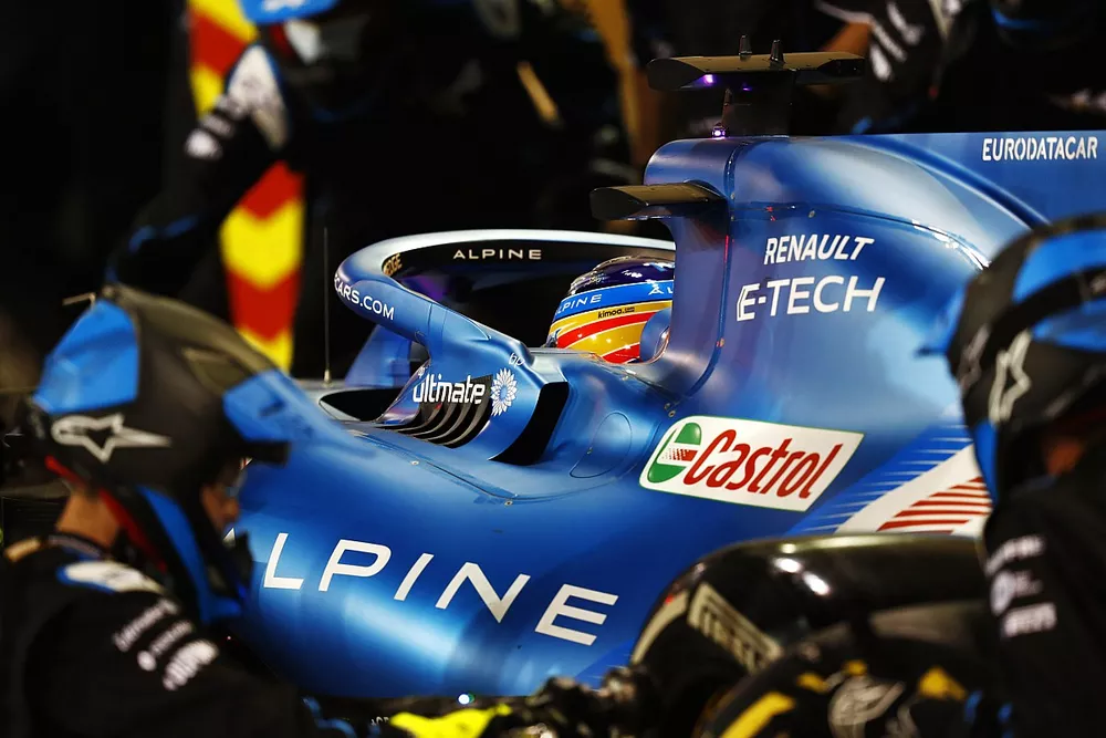 Fernando Alonso, Alpine A521, dans les stands