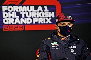 Verstappen a barcelonai pályán vitte körbe a barátnőjét – nehezen bírta… (videó)