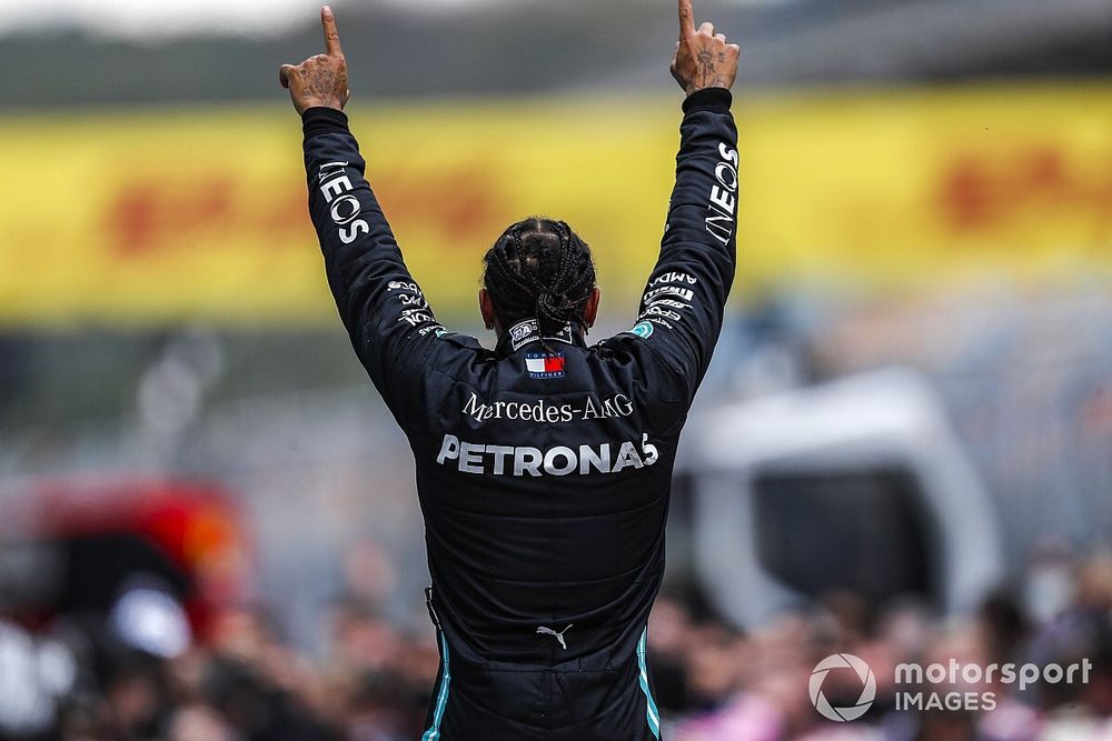 Le vainqueur Lewis Hamilton, Mercedes-AMG F1, fête dans le parc fermé après avoir sécurisé son 7e titre mondial