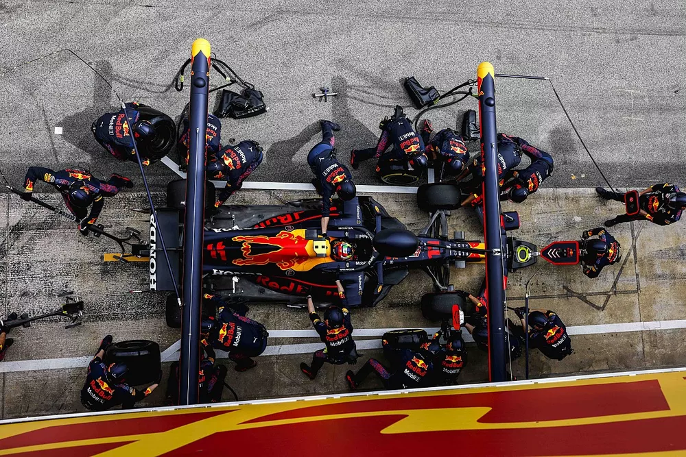 Sergio Perez, Red Bull Racing RB16B, effectue un arrêt au stand