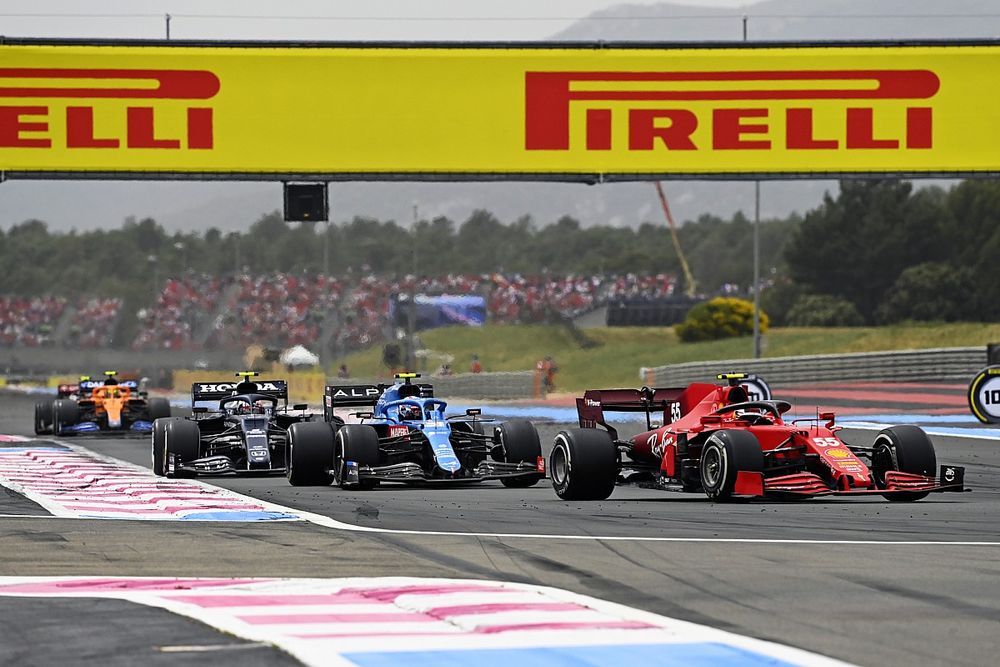 Carlos Sainz, Ferrari SF21, precede Esteban Ocon, Alpine A521, e Pierre Gasly, AlphaTauri AT02