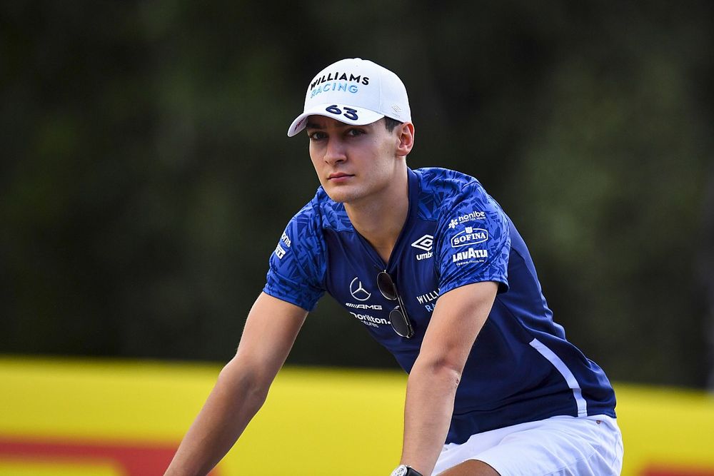 George Russell, Williams, recorre la pista del Red Bull Ring en bici