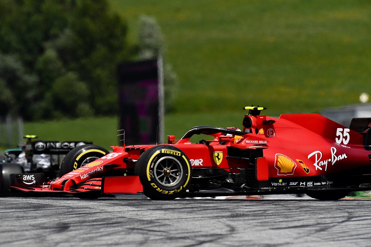 Sainz explica el extraño doblaje de Hamilton en Estiria