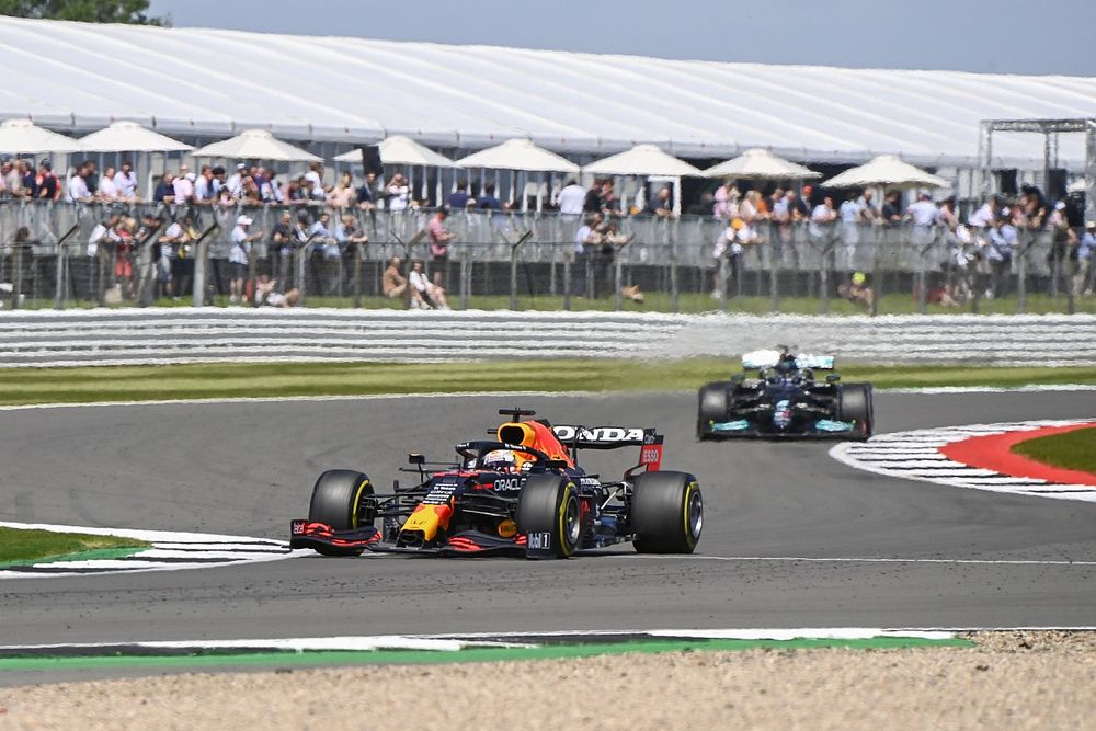 Hamilton: Betere strategie enige kans om Verstappen te verslaan