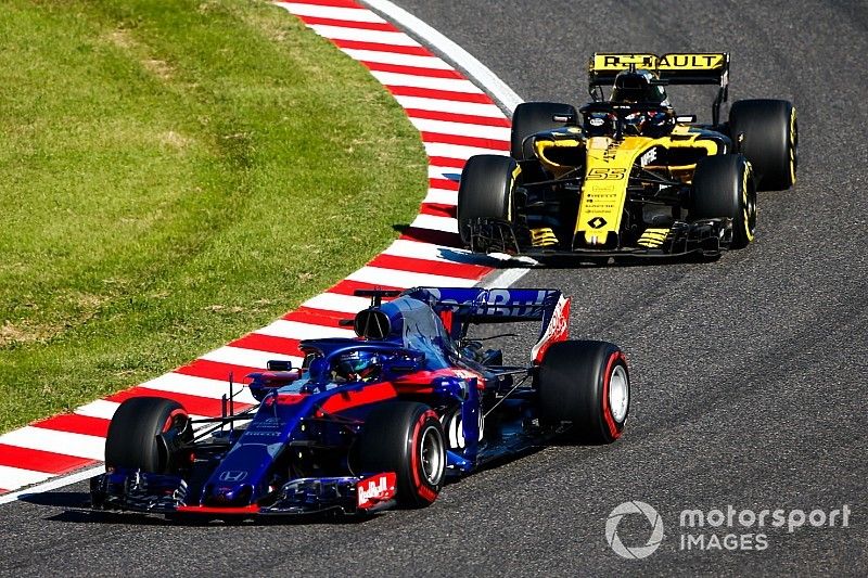 Brendon Hartley, Toro Rosso STR13, precede Carlos Sainz Jr., Renault Sport F1 Team R.S. 18 