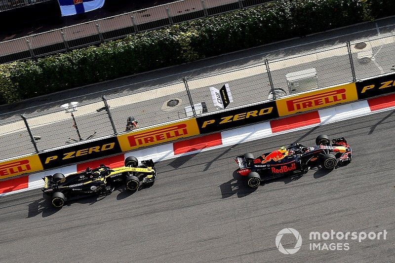 Max Verstappen, Red Bull Racing RB14 en Nico Hulkenberg, Renault Sport F1 Team R.S. 18