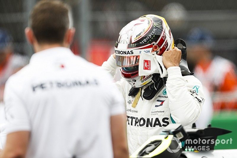 Lewis Hamilton, Mercedes AMG F1, sur la grille après les qualifications