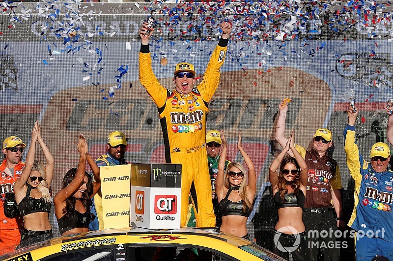 Kyle Busch vence em Phoenix e NASCAR define finalistas