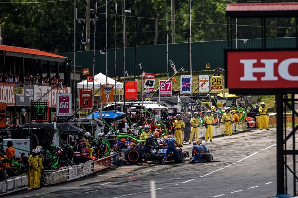 #9: Scott Dixon, Chip Ganassi Racing Honda, pit stop