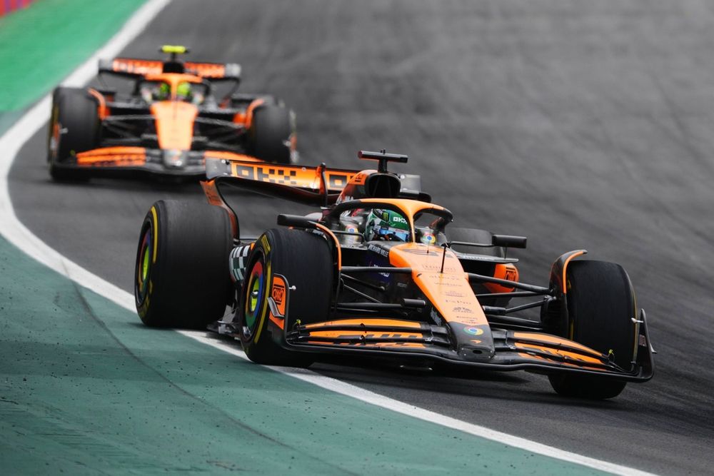 Oscar Piastri, McLaren MCL38, Lando Norris, McLaren MCL38