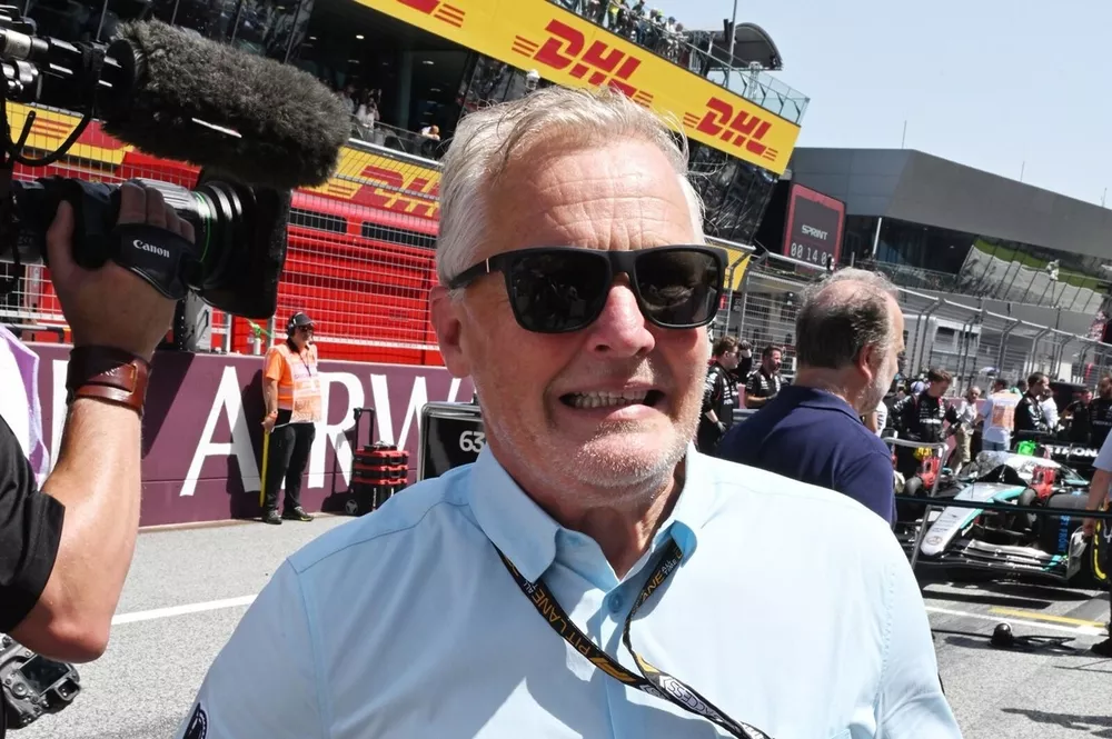 Johnny Herbert schie&szlig;t gegen Jos Verstappen zur&uuml;ck