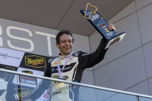 Dublet BMW, podium Rossiego