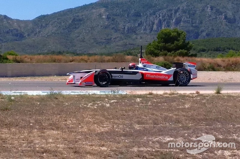 Monteiro mengetes mobil Mahindra Formula E di Calafat