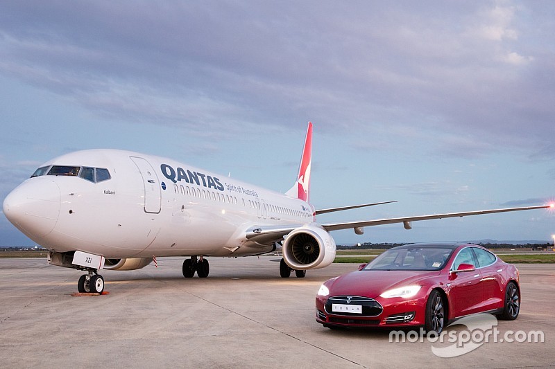 Video: Tesla Model S sprint tegen Boeing 737 op dragstrip