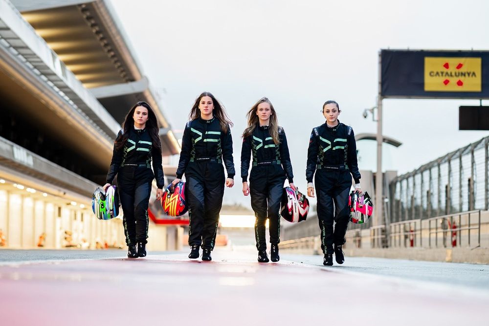  Alexia Danielsson, Amelia Wyszomirska, Gianna Pascoal, Julia Angelard and Zoe Florescu-Potolea join More Than Equal