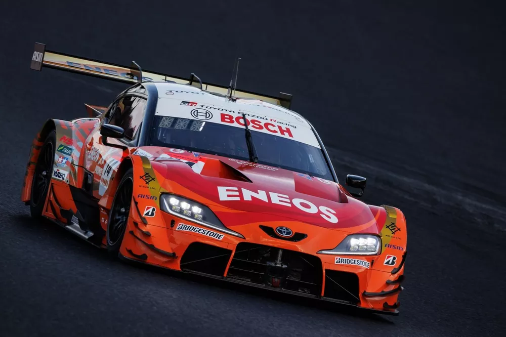 ENEOSスープラがトップタイム。クビアトはGT300の5番手｜スーパーGT