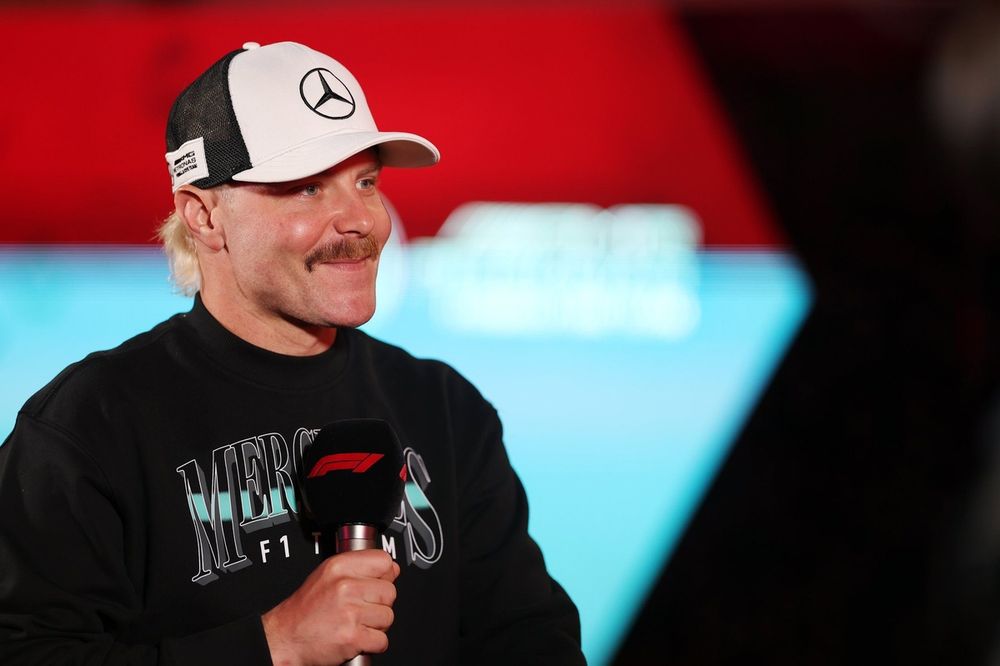 Exhausts Smoking Away, Aussie Jack Findlay Accelerates His Suzuki Triple Off The Line At The Start Of The 1972 F750 Race In The Isle Of Man. He Eventually Finished Third, Clocking A Australia