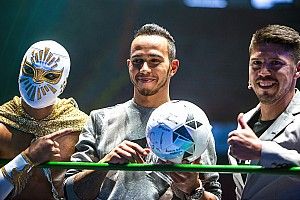 VIDEO: Hamilton y su afición por el Barcelona vs Real Madrid