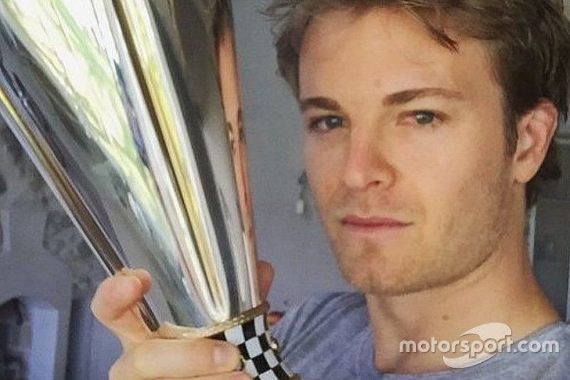 Campeão das poles em 2014, Rosberg recebe troféu da FOM