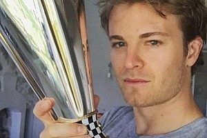 Campeão das poles em 2014, Rosberg recebe troféu da FOM