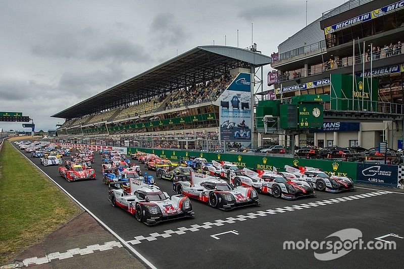 Groepsfoto met de deelnemende auto's van 2017