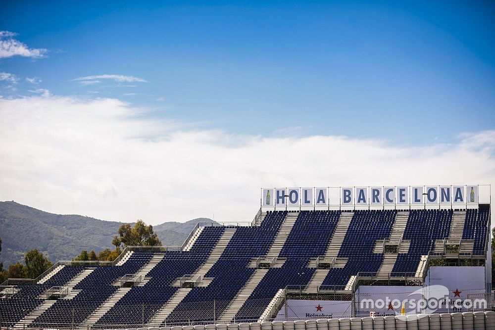 Una tribuna vacía con la marca, Hola Barcelona Heineken