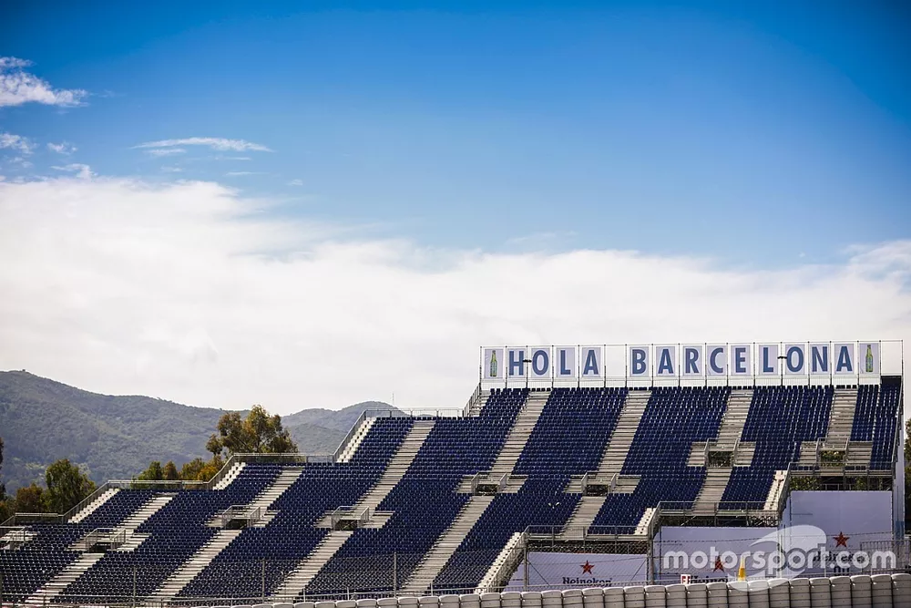 Una tribuna vac&iacute;a con la marca, Hola Barcelona Heineken