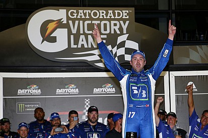 Stenhouse Jr. 'sobrevive' e vence em Daytona
