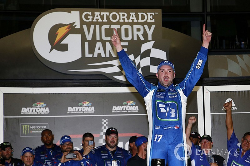 Stenhouse Jr. 'sobrevive' e vence em Daytona