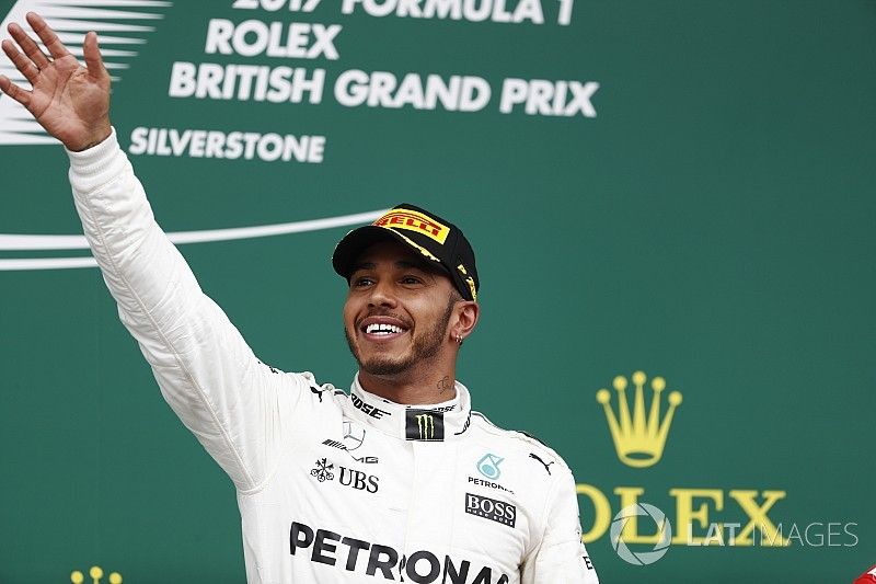 Hamilton comemora após vitória: “Fim de semana perfeito”