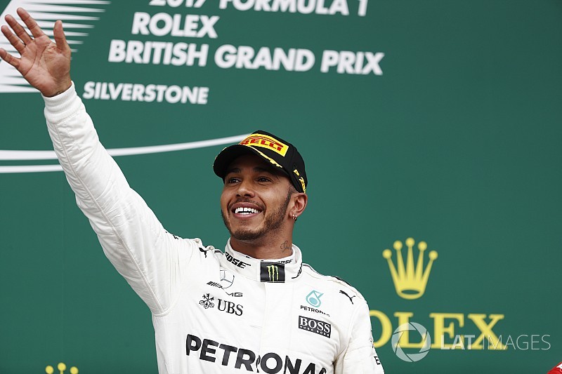 Hamilton comemora após vitória: “Fim de semana perfeito”