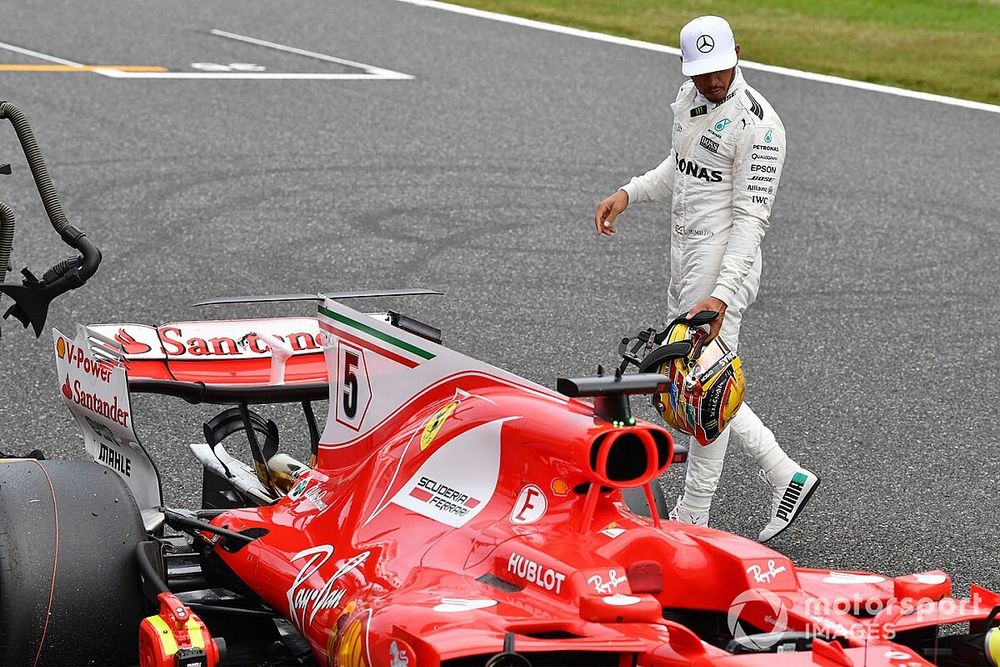 Lewis Hamilton, Mercedes AMG F1 regarde la Ferrari SF70H dans le Parc Fermé