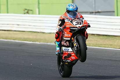 WSBK Misano: Melandri pakt overwinning voor Ducati, Van der Mark knap vierde
