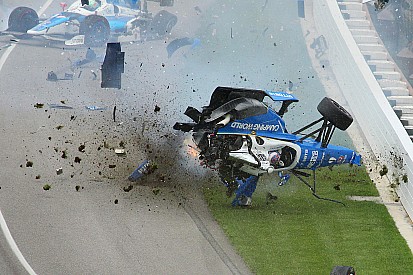 Video: De angstaanjagende crash van Dixon in de Indy 500 2017