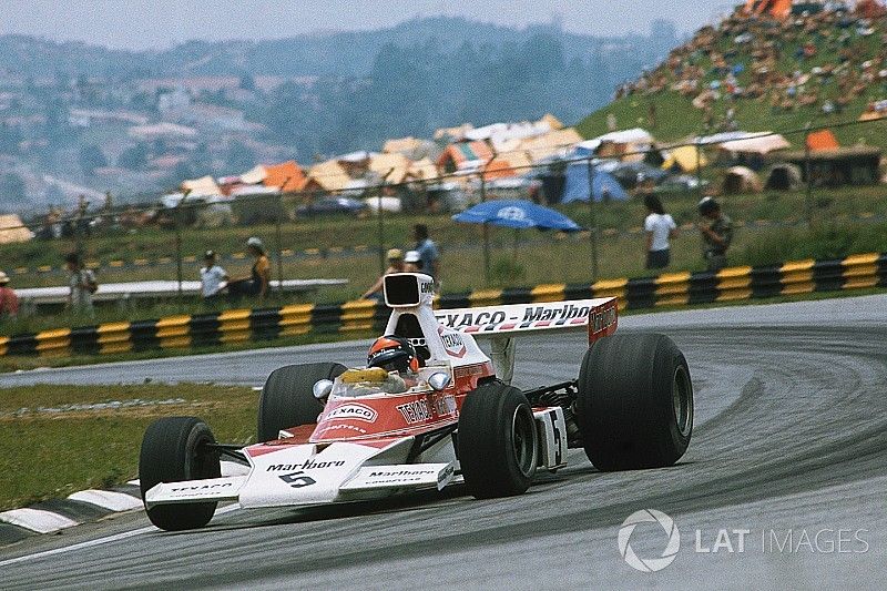 Hakkinen corre com McLaren M23 de Emerson Fittipaldi