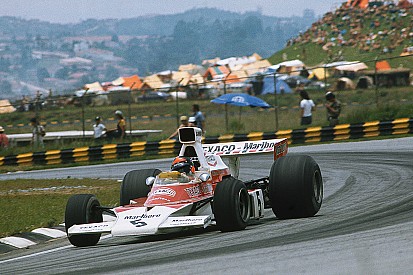 Hakkinen corre com McLaren M23 de Emerson Fittipaldi