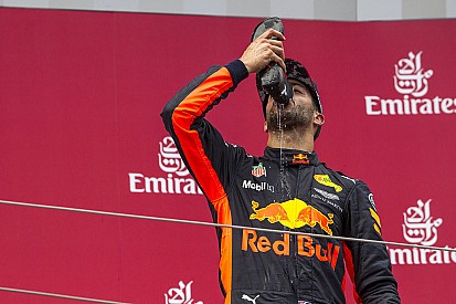 Különös lépés: az F1 levédette a Shoey-t