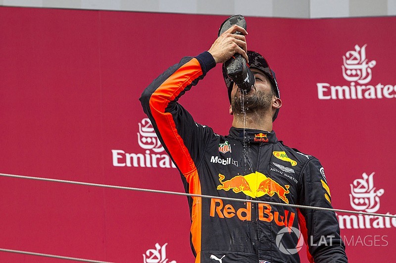 Különös lépés: az F1 levédette a Shoey-t